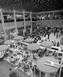 884507 Afbeelding van een avondconcert van de Utrechtse Politie Muziekvereniging in het winkelcentrum Hoog Catharijne ...